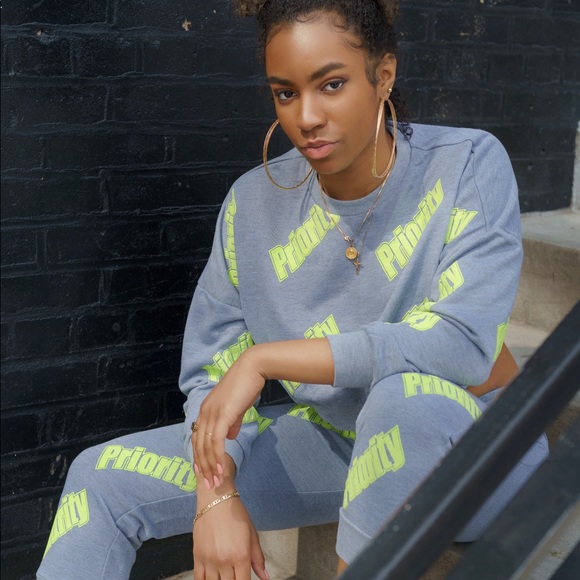 Priority Crop Top perfect with some cute shorts - Picture 1 of 2